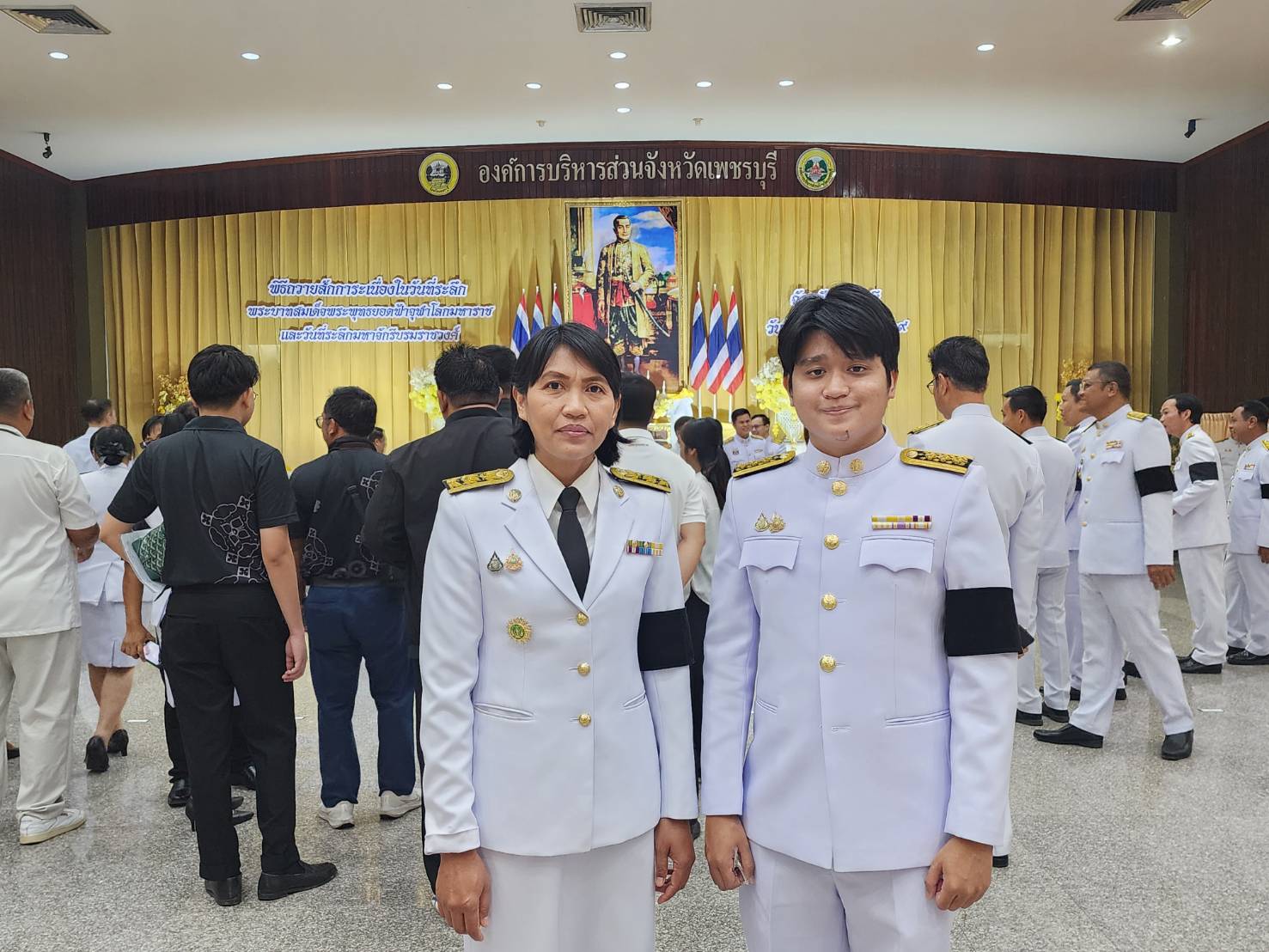 title - ปฏิรูปที่ดินจังหวัดเพชรบุรี มอบหมายให้ เจ้าหน้าที่ ส.ป.ก.เพชรบุรี ร่วมพิธีเจริญพระพุทธมนต์ พิธีทำบุญตักบาตร พิธีวางพานพุ่มดอกไม้และถวายราชสดุดี